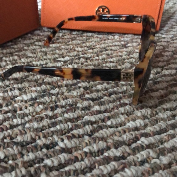 Polarized Tory Burch tortoise shell sunglasses - Picture 2 of 2